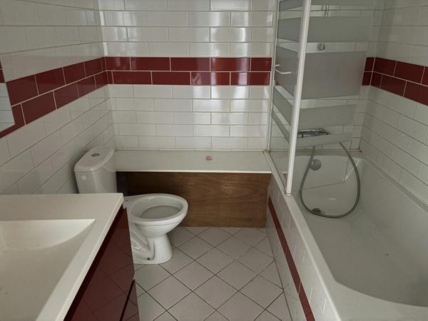 VITTEAUX 7min : maison rénovée, 248m², 8 pièces, 6 chambres. Studio indépendant. Jardin, dépendances. Prix : 220 000€.