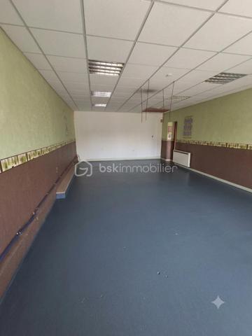 Vous cherchez un local pour installer votre activité ou réaliser un investissement ?

Découvrez ce local professionnel de 71 m² situé à Liévin, offrant une configuration fonctionnelle et de belles possibilités d'aménagement.

Il se compose de :

- Une salle d'attente
- Un espace accueil / bureau
- Une salle principale
- Un cellier
- WC

Le local est équipé de menuiseries PVC double vitrage et d'un chauffage électrique.

Un rafraîchissement est à prévoir, l'occasion idéale de repenser les espaces et de les adapter à votre activité.

Profession libérale, bureaux, activité de services ou projet d'investissement : ce local peut s'adapter à différents projets professionnels.

Taxe foncière : 1 308 €

Une opportunité à découvrir sur Liévin.