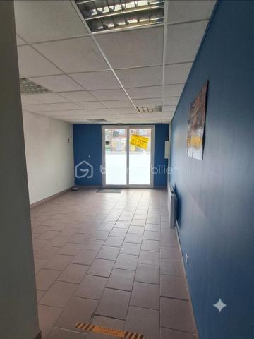Vous cherchez un local pour installer votre activité ou réaliser un investissement ?

Découvrez ce local professionnel de 71 m² situé à Liévin, offrant une configuration fonctionnelle et de belles possibilités d'aménagement.

Il se compose de :

- Une salle d'attente
- Un espace accueil / bureau
- Une salle principale
- Un cellier
- WC

Le local est équipé de menuiseries PVC double vitrage et d'un chauffage électrique.

Un rafraîchissement est à prévoir, l'occasion idéale de repenser les espaces et de les adapter à votre activité.

Profession libérale, bureaux, activité de services ou projet d'investissement : ce local peut s'adapter à différents projets professionnels.

Taxe foncière : 1 308 €

Une opportunité à découvrir sur Liévin.