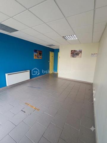Vous cherchez un local pour installer votre activité ou réaliser un investissement ?

Découvrez ce local professionnel de 71 m² situé à Liévin, offrant une configuration fonctionnelle et de belles possibilités d'aménagement.

Il se compose de :

- Une salle d'attente
- Un espace accueil / bureau
- Une salle principale
- Un cellier
- WC

Le local est équipé de menuiseries PVC double vitrage et d'un chauffage électrique.

Un rafraîchissement est à prévoir, l'occasion idéale de repenser les espaces et de les adapter à votre activité.

Profession libérale, bureaux, activité de services ou projet d'investissement : ce local peut s'adapter à différents projets professionnels.

Taxe foncière : 1 308 €

Une opportunité à découvrir sur Liévin.