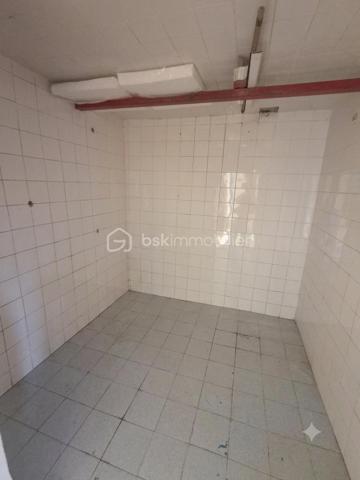Vous cherchez un local pour installer votre activité ou réaliser un investissement ?

Découvrez ce local professionnel de 71 m² situé à Liévin, offrant une configuration fonctionnelle et de belles possibilités d'aménagement.

Il se compose de :

- Une salle d'attente
- Un espace accueil / bureau
- Une salle principale
- Un cellier
- WC

Le local est équipé de menuiseries PVC double vitrage et d'un chauffage électrique.

Un rafraîchissement est à prévoir, l'occasion idéale de repenser les espaces et de les adapter à votre activité.

Profession libérale, bureaux, activité de services ou projet d'investissement : ce local peut s'adapter à différents projets professionnels.

Taxe foncière : 1 308 €

Une opportunité à découvrir sur Liévin.