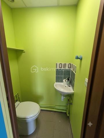 Vous cherchez un local pour installer votre activité ou réaliser un investissement ?

Découvrez ce local professionnel de 71 m² situé à Liévin, offrant une configuration fonctionnelle et de belles possibilités d'aménagement.

Il se compose de :

- Une salle d'attente
- Un espace accueil / bureau
- Une salle principale
- Un cellier
- WC

Le local est équipé de menuiseries PVC double vitrage et d'un chauffage électrique.

Un rafraîchissement est à prévoir, l'occasion idéale de repenser les espaces et de les adapter à votre activité.

Profession libérale, bureaux, activité de services ou projet d'investissement : ce local peut s'adapter à différents projets professionnels.

Taxe foncière : 1 308 €

Une opportunité à découvrir sur Liévin.
