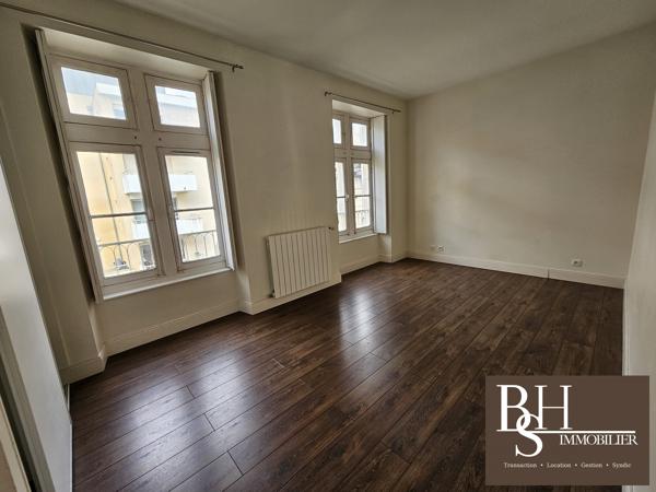POITIERS Centre-ville, Appartement traversant d'environ 85 m² de type 3 avec place de parking.