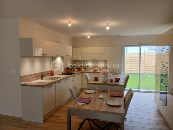 Envie d'une maison où vous n'avez plus qu'à poser vos valises? Découvrez cette magnifique maison neuve de 2025, alliant élégance, confort et économies d'énergie.
Ses atouts:
Neuve, DPE A/A, pour une consommation énergétique minimale. Prestations modernes et matériaux de qualité. Pièces de vies lumineuses et fonctionnelles
Cuisine ouverte sur un bel espace de vie
Chambres confortables ( 2 suites parentales)
Jardin de 891m2 pour profiter des beaux jours
Aucun travaux à prévoir
située à Vélines, cette maison est idéale pour une famille, un jeune  couple ou des acquéreurs à la recherche d'un bien neuf