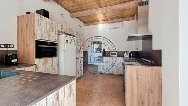 Cheval-Blanc (84460) Mas en pierre rénové sur un hectare avec vue sur le Luberon – Cheval-Blanc