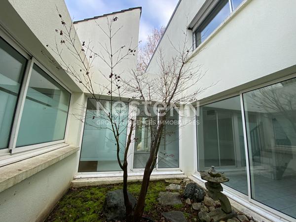 Nestenn Igny, maison individuelle familiale de 170m2 secteur Saclay Val D'Albian proche commerces et des axes routiers A6/A10/N118/A86, RER C/V et du plateau de Saclay et Vélizy, proche écoles et HEC ? Fort potentiel locatif pour investisseur.