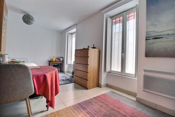 Courbevoie à vendre grand studio Idéal investisseur