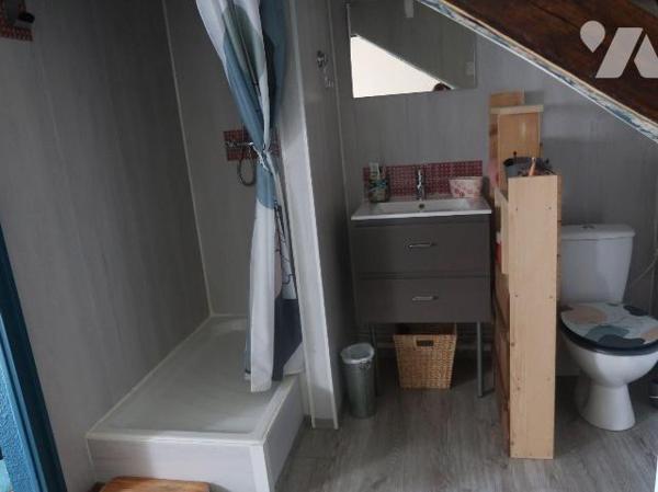 MAISON env. 60m2 hab., comprenant :
. entrée, coin-buanderie, séjour (24m2), cuisine, salle d'...