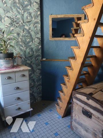 MAISON env. 60m2 hab., comprenant :
. entrée, coin-buanderie, séjour (24m2), cuisine, salle d'...