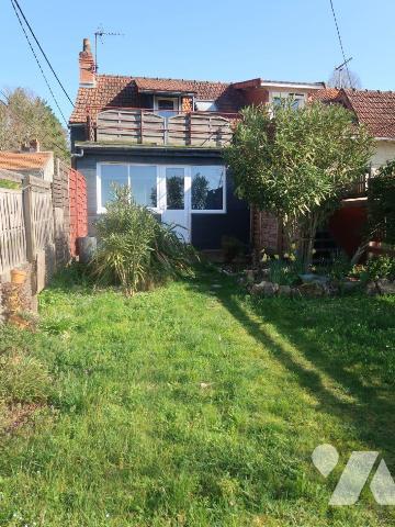 MAISON env. 60m2 hab., comprenant :
. entrée, coin-buanderie, séjour (24m2), cuisine, salle d'...