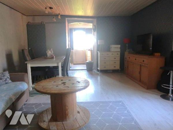 MAISON env. 60m2 hab., comprenant :
. entrée, coin-buanderie, séjour (24m2), cuisine, salle d'...