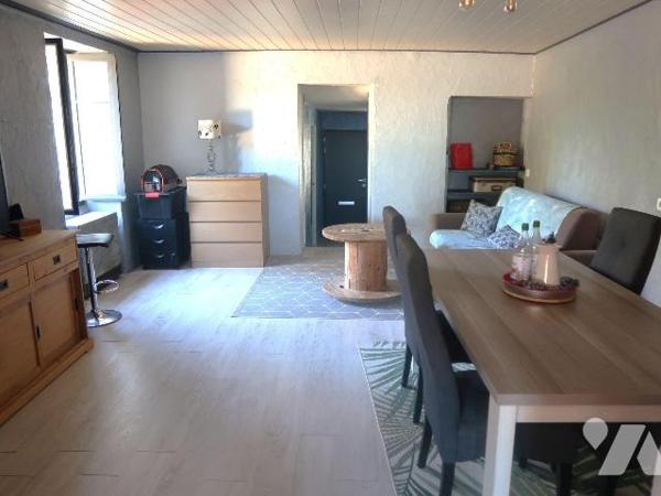 MAISON env. 60m2 hab., comprenant :
. entrée, coin-buanderie, séjour (24m2), cuisine, salle d'...