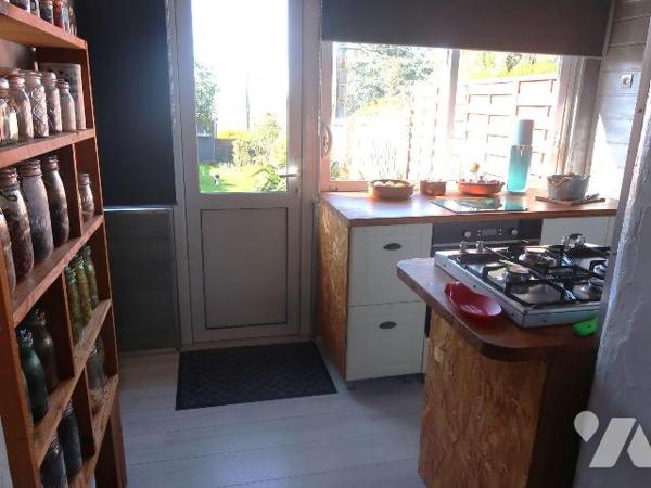 MAISON env. 60m2 hab., comprenant :
. entrée, coin-buanderie, séjour (24m2), cuisine, salle d'...