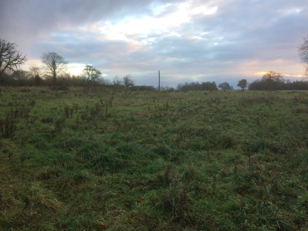 Proche Etrépagny, terrain de 1000 m² avec 24 mètres de Façade