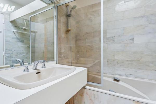 Neuilly-sur-Seine – Dernier étage - Studio 35m², parking, cave