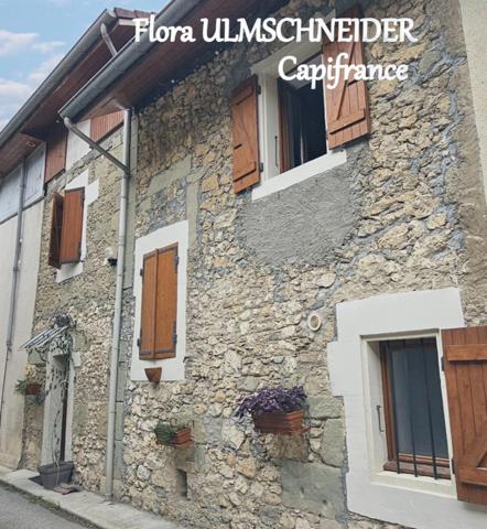 Authenticité et espace : grande maison mitoyenne en pierre avec 5 chambres à vendre à CHINDRIEUX avec garage et terrain proche du lac du Bourget