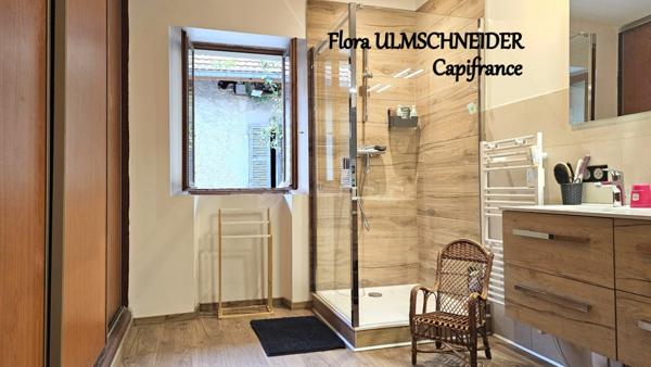 Authenticité et espace : grande maison mitoyenne en pierre avec 5 chambres à vendre à CHINDRIEUX avec garage et terrain proche du lac du Bourget