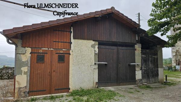 Authenticité et espace : grande maison mitoyenne en pierre avec 5 chambres à vendre à CHINDRIEUX avec garage et terrain proche du lac du Bourget
