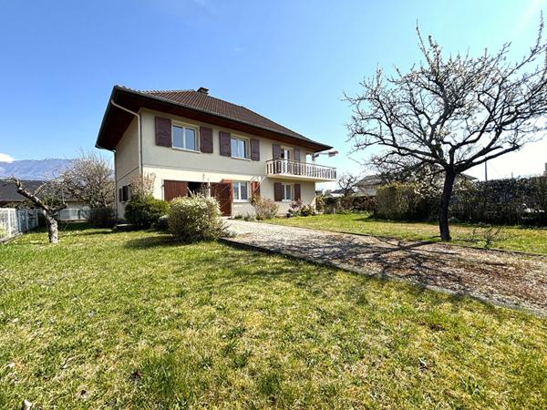Superbe maison familiale de qualité avec terrasse, terrain plat et dépendances à Bissy