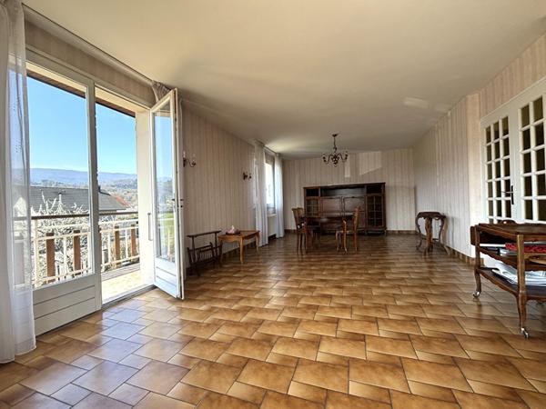 Superbe maison familiale de qualité avec terrasse, terrain plat et dépendances à Bissy