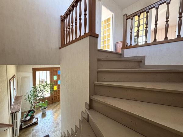 Superbe maison familiale de qualité avec terrasse, terrain plat et dépendances à Bissy