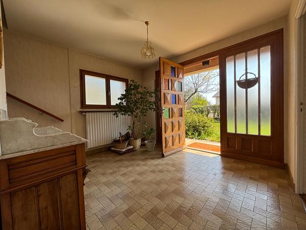 Superbe maison familiale de qualité avec terrasse, terrain plat et dépendances à Bissy