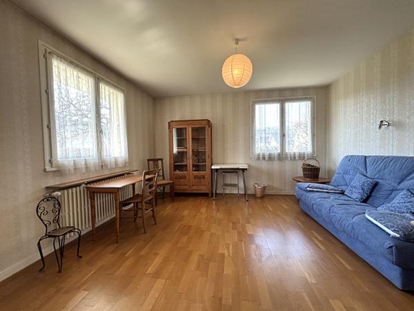 Superbe maison familiale de qualité avec terrasse, terrain plat et dépendances à Bissy