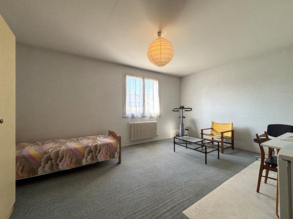 Superbe maison familiale de qualité avec terrasse, terrain plat et dépendances à Bissy