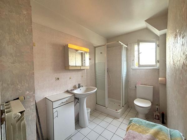 Superbe maison familiale de qualité avec terrasse, terrain plat et dépendances à Bissy