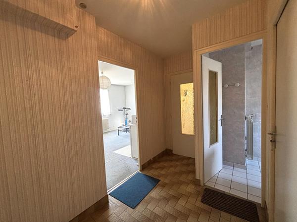 Superbe maison familiale de qualité avec terrasse, terrain plat et dépendances à Bissy