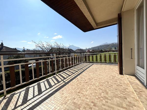 Superbe maison familiale de qualité avec terrasse, terrain plat et dépendances à Bissy