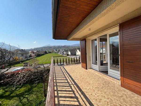 Superbe maison familiale de qualité avec terrasse, terrain plat et dépendances à Bissy