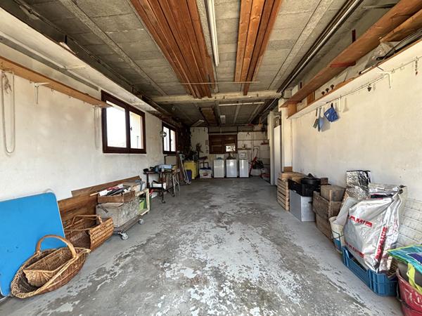 Superbe maison familiale de qualité avec terrasse, terrain plat et dépendances à Bissy