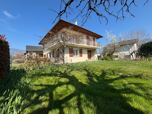 Superbe maison familiale de qualité avec terrasse, terrain plat et dépendances à Bissy