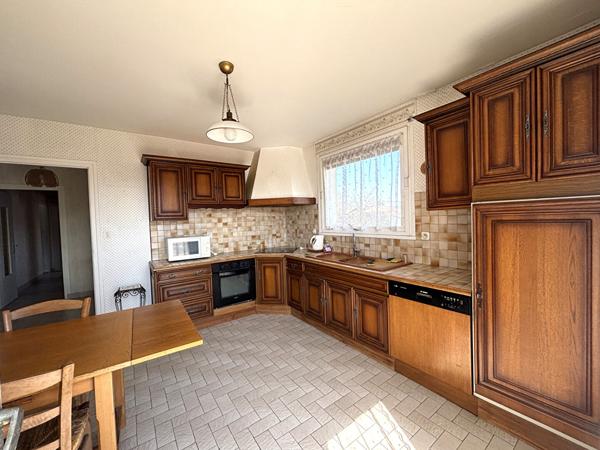 Superbe maison familiale de qualité avec terrasse, terrain plat et dépendances à Bissy