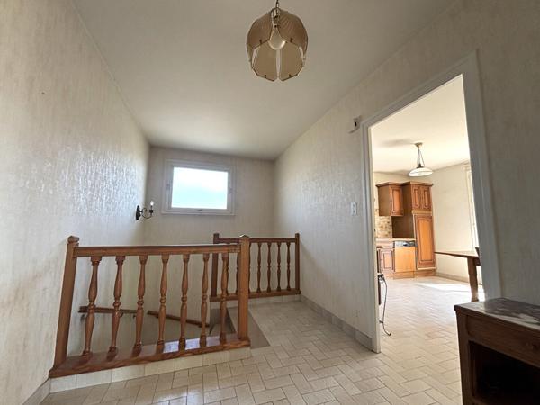 Superbe maison familiale de qualité avec terrasse, terrain plat et dépendances à Bissy