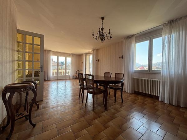 Superbe maison familiale de qualité avec terrasse, terrain plat et dépendances à Bissy