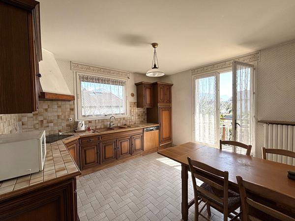 Superbe maison familiale de qualité avec terrasse, terrain plat et dépendances à Bissy