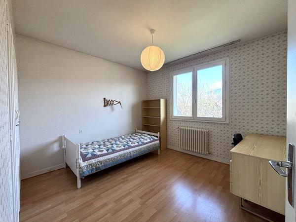 Superbe maison familiale de qualité avec terrasse, terrain plat et dépendances à Bissy