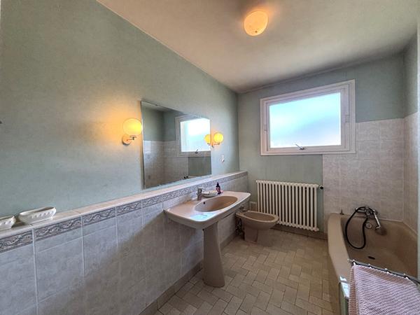 Superbe maison familiale de qualité avec terrasse, terrain plat et dépendances à Bissy