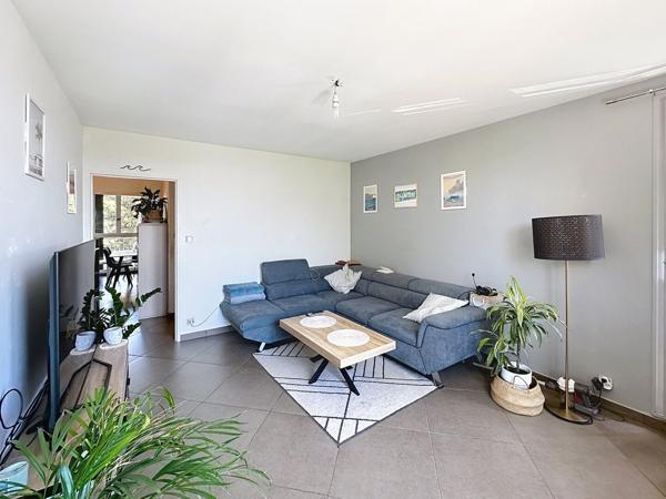 Appartement 3 pièce(s) 72 m² avec extérieur, deux chambres, stationnement libre, avec une cave. Vendu LOUE