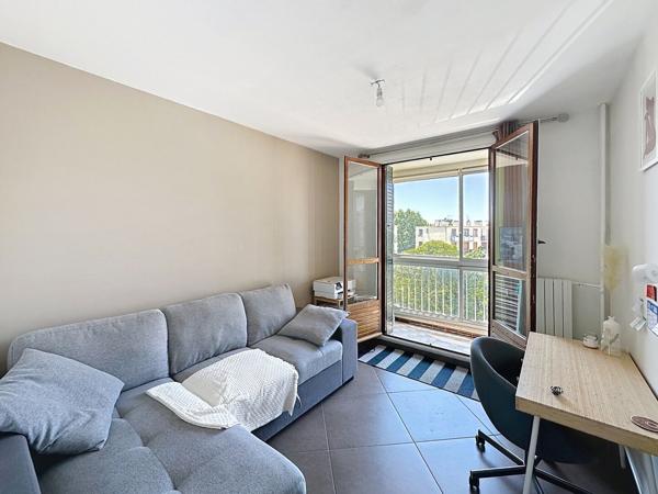 Appartement 3 pièce(s) 72 m² avec extérieur, deux chambres, stationnement libre, avec une cave. Vendu LOUE