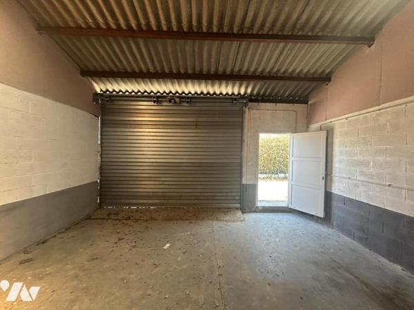 Bâtiment d'activités ou de stockage à VENDRE.