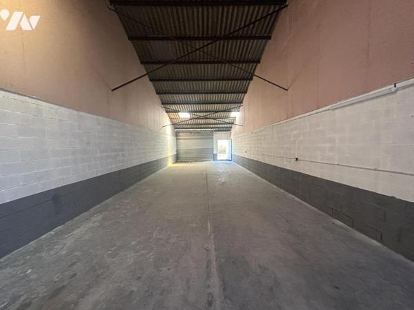 Bâtiment d'activités ou de stockage à VENDRE.