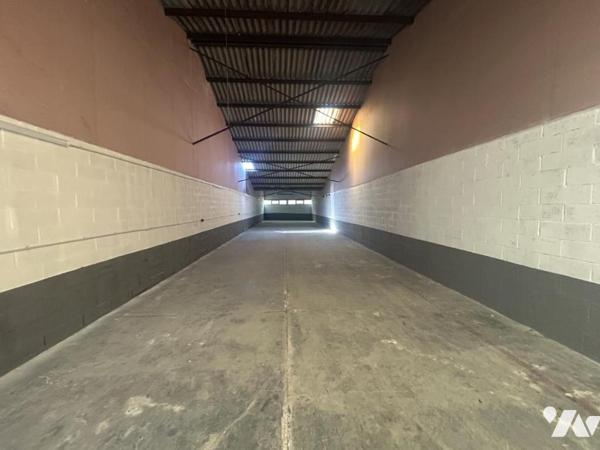 Bâtiment d'activités ou de stockage à VENDRE.