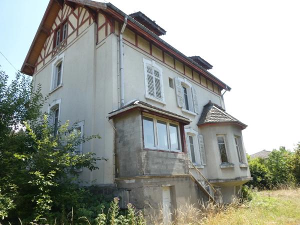 LE THILLOT (88)Maison bourgeoise de caractère à rénover de 280 m²sur trois niveaux, terrain 1000 m²+ garage.