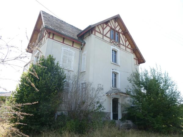 LE THILLOT (88)Maison bourgeoise de caractère à rénover de 280 m²sur trois niveaux, terrain 1000 m²+ garage.