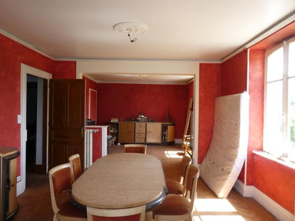 LE THILLOT (88)Maison bourgeoise de caractère à rénover de 280 m²sur trois niveaux, terrain 1000 m²+ garage.