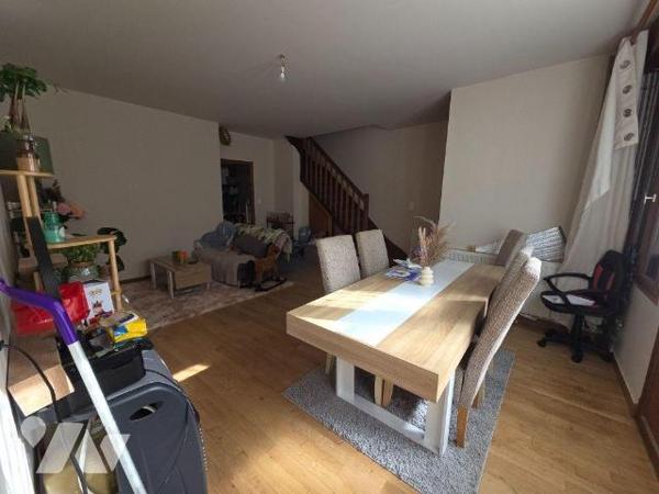 A VENDRE sur la commune d'ESSOYES (Aube), idéal investissement locatif, une maison mitoyenne d'...