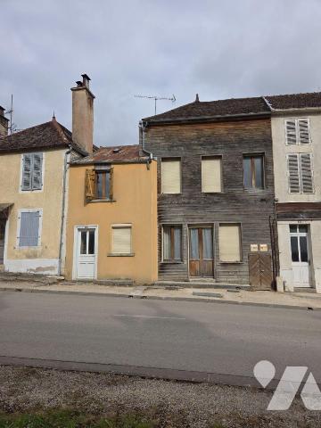A VENDRE sur la commune d'ESSOYES (Aube), idéal investissement locatif, une maison mitoyenne d'...